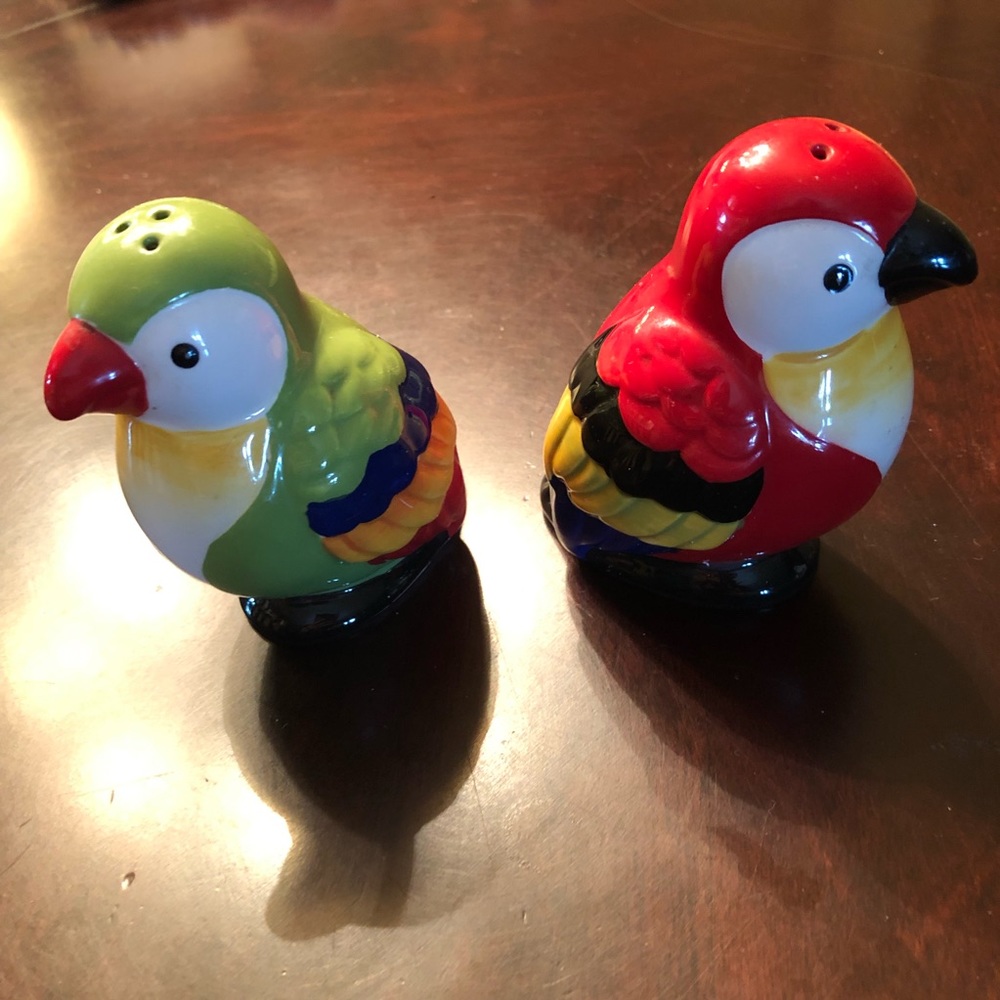 NWOT Parrot Porcelain salt and pepper shakers